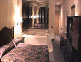 Travelodge By Wyndham Lundys Lane Hotel 3*