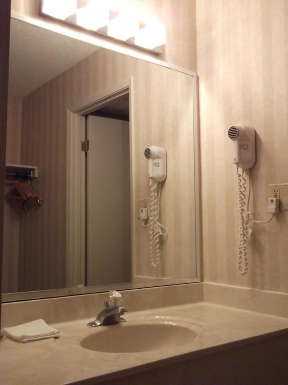 Travelodge By Wyndham Lundys Lane Niagara Falls