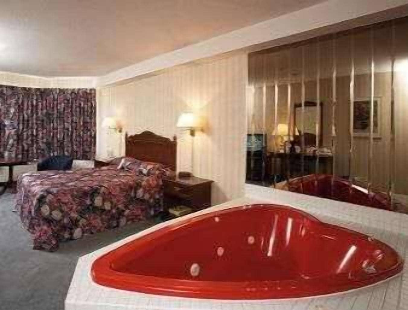 Travelodge By Wyndham Lundys Lane Hotel 3*